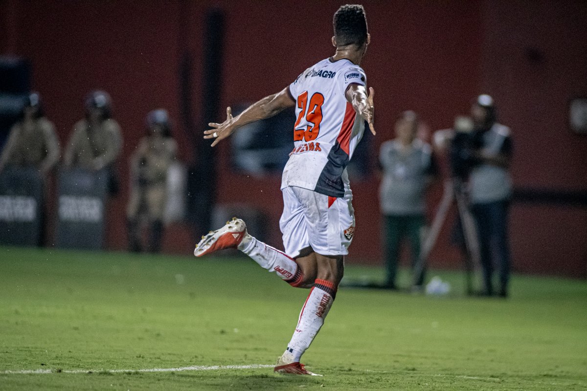Vitória goleia Atlético-MG no Barradão e deixa zona de rebaixamento depois de 9 rodadas