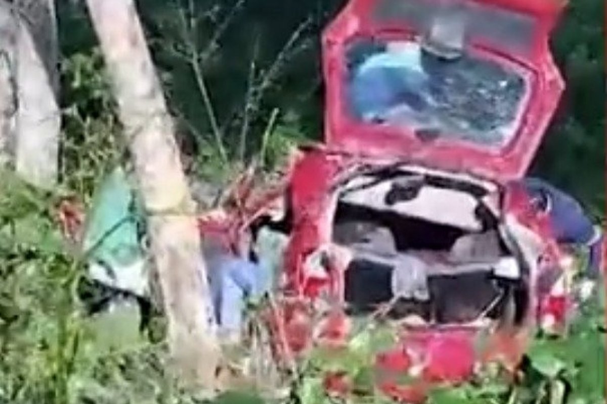 Três morrem e dois ficam feridos após carro cair em ribanceira na Bahia