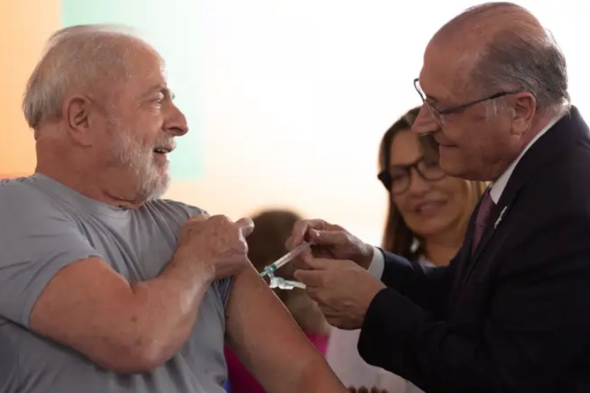 Lula se vacinou contra dengue na rede privada, sem divulgar e antes da campanha do SUS