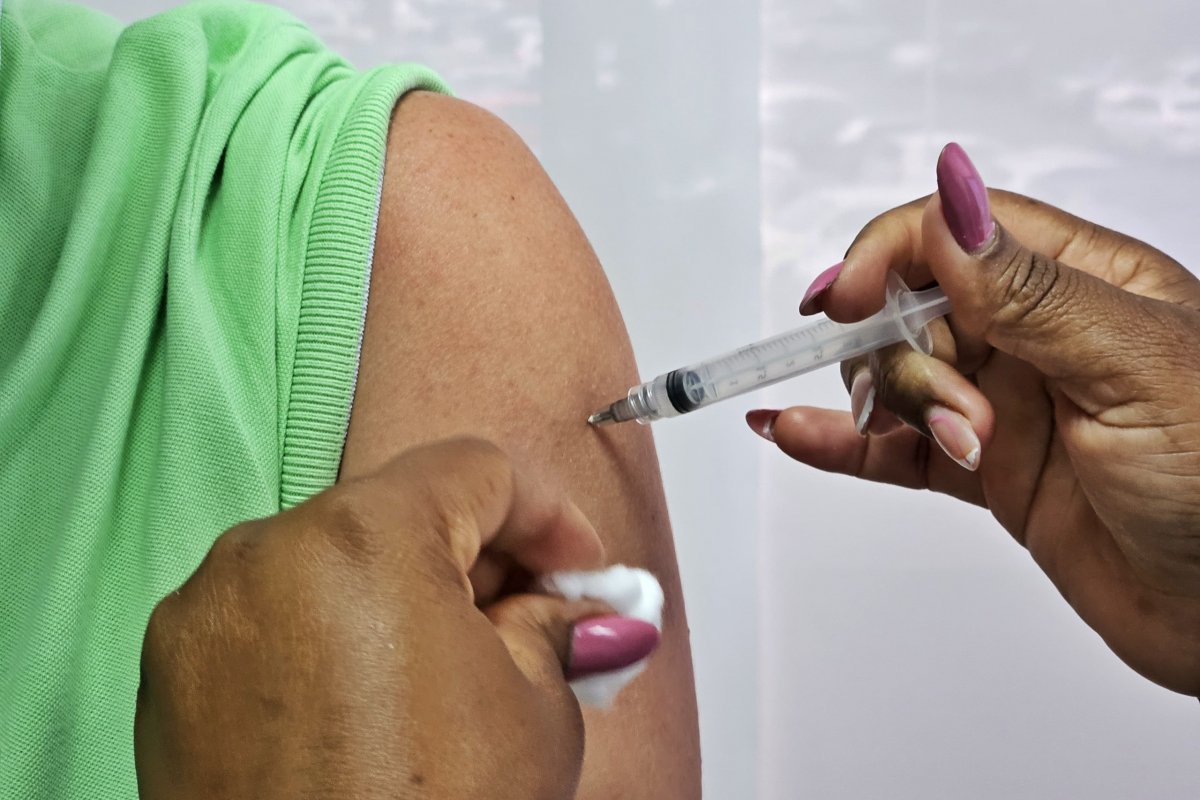 Bahia amplia faixa etária de vacinação contra a dengue para evitar desperdício de doses