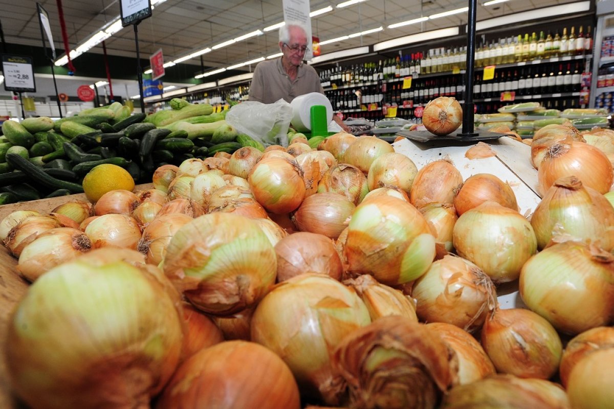 Rede de supermercado suspende vendas de cebola e morango de fornecedores fora dos padrões sanitários