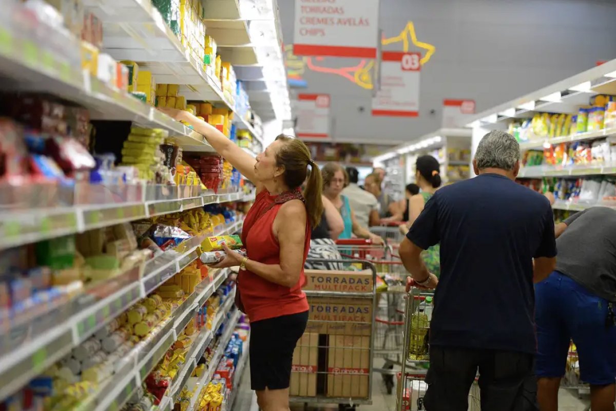 Intenção de consumo das famílias cresce pelo terceiro mês