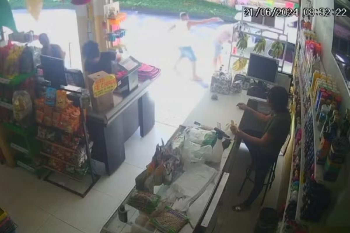 Homem é morto a tiros em frente a estabelecimento em São Cristóvão