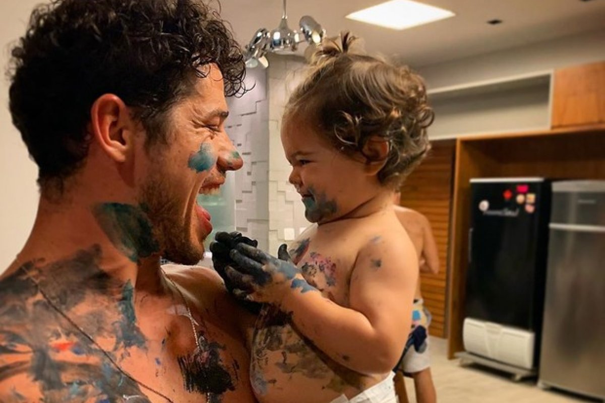 José Loreto se lambuza de tinta com a filha e compartilha a farra na web