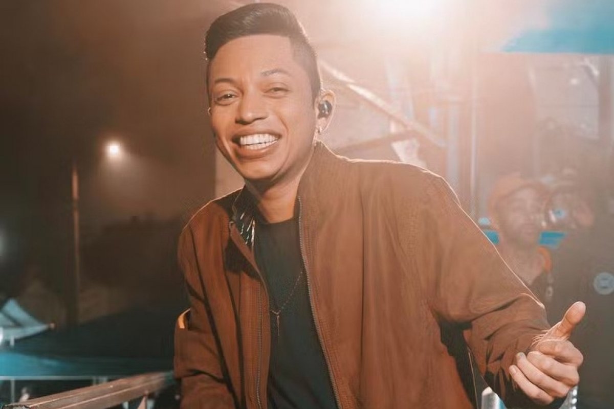 Cantor de seresta preso após show é solto e volta a se apresentar no interior