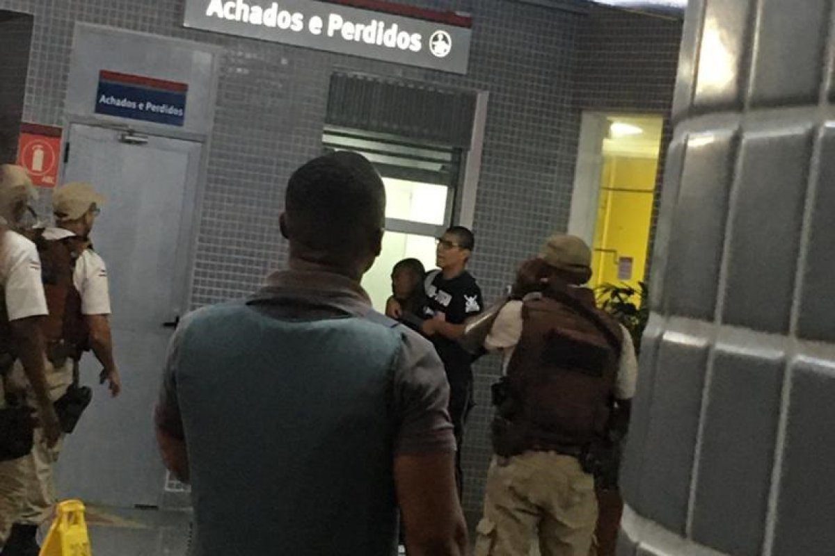 Homem se entrega após fazer reféns em estação de metrô