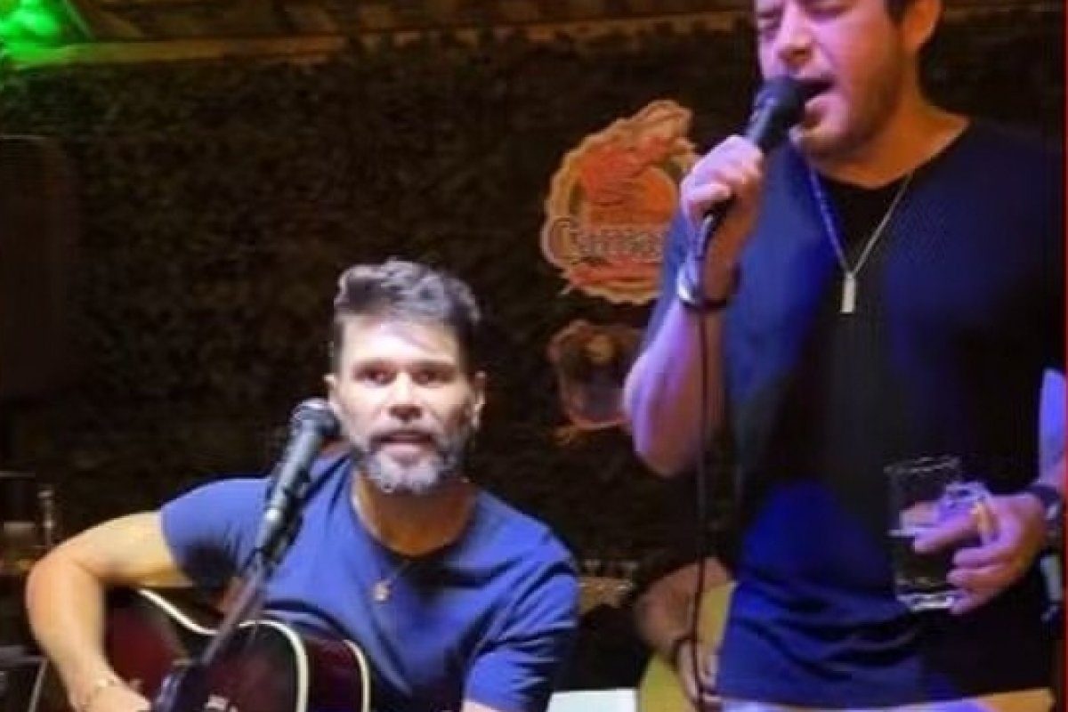 Dupla sertaneja 'dá canja' em bar durante parada em cidade no interior da Bahia