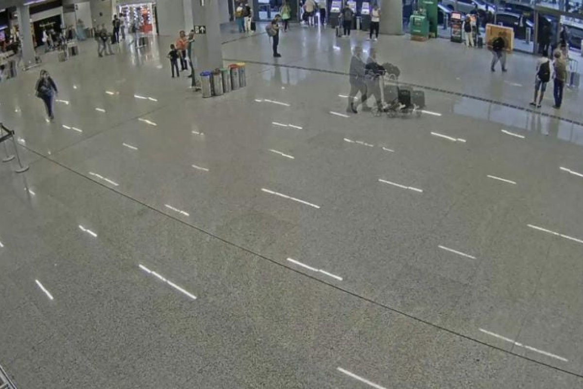 Suspeita de cometer injúria racial e lesão corporal é barrada em voo e presa em Confins