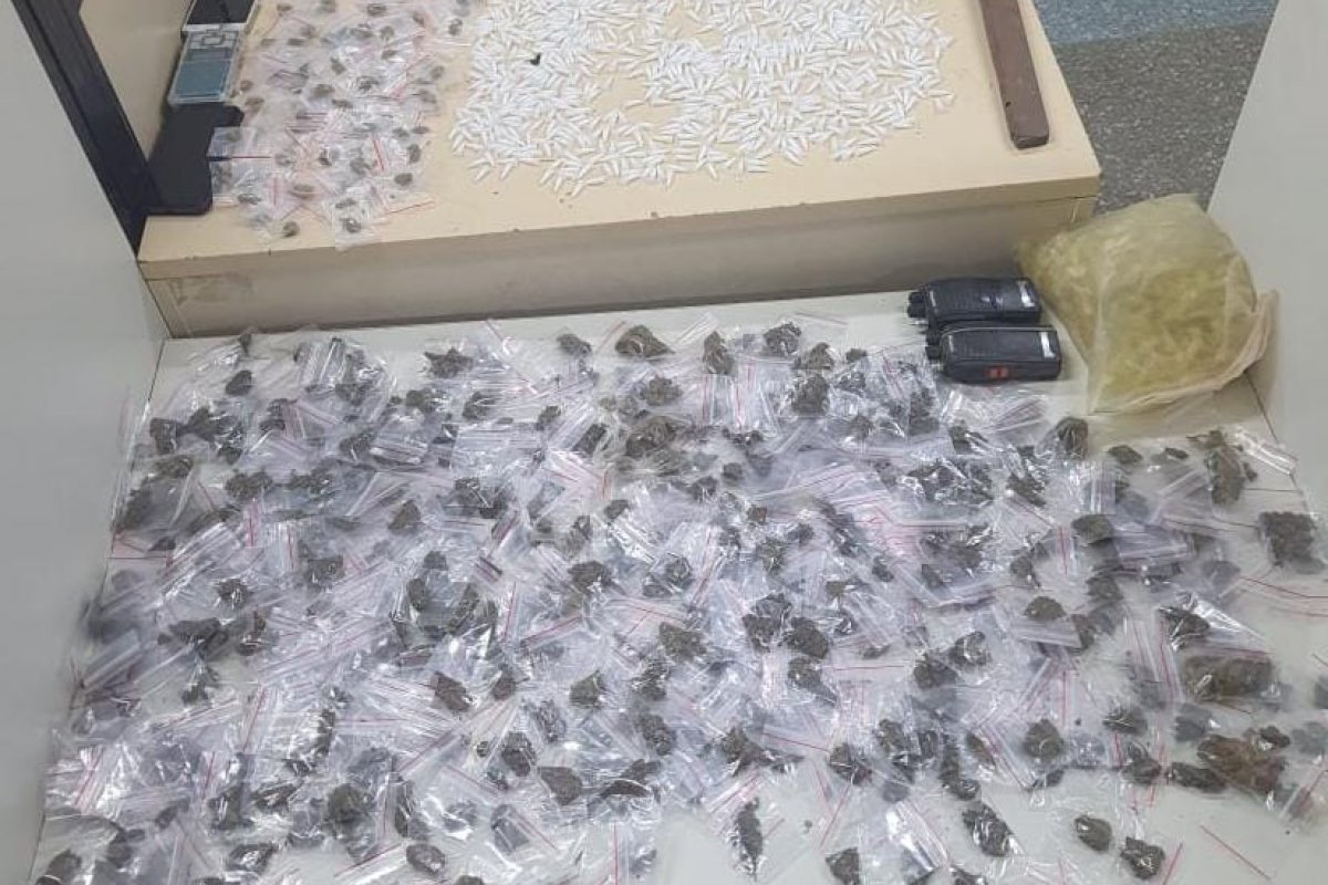 Dois homens são presos com mais de mil porções de drogas em Lauro de Freitas