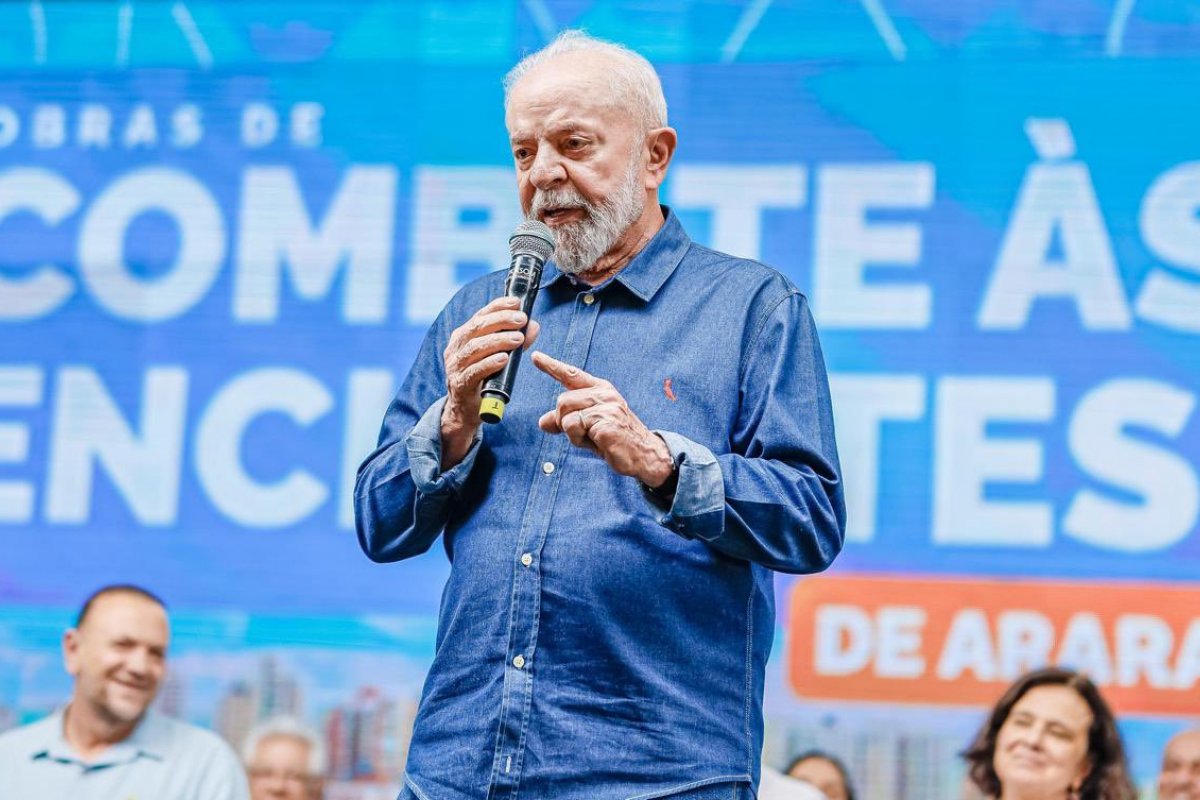 Em agenda privada em SP, Lula visita FHC, Noam Chomsky e Raduan Nassar