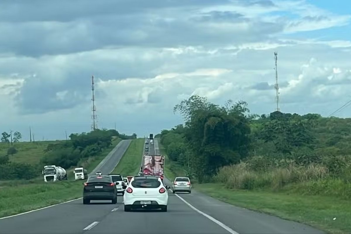 De volta para casa: BR-324 registra fluxo intenso para Salvador na manhã desta terça