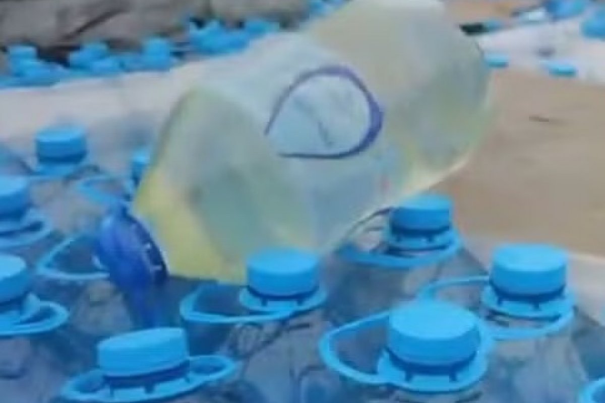 Voluntários flagram litros de água mal armazenados em central da Defesa Civil no RS