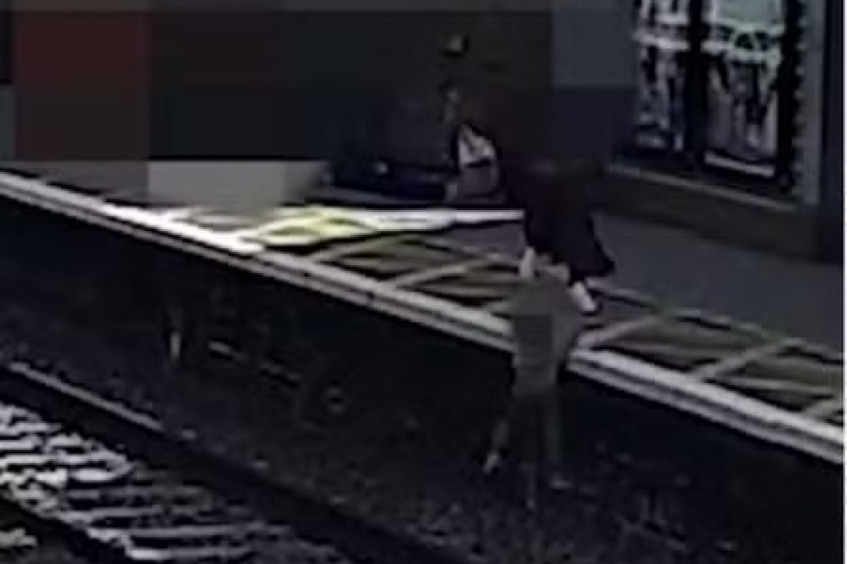 Criança de três anos cai em trilhos e é salvo momentos antes da chegada de trem