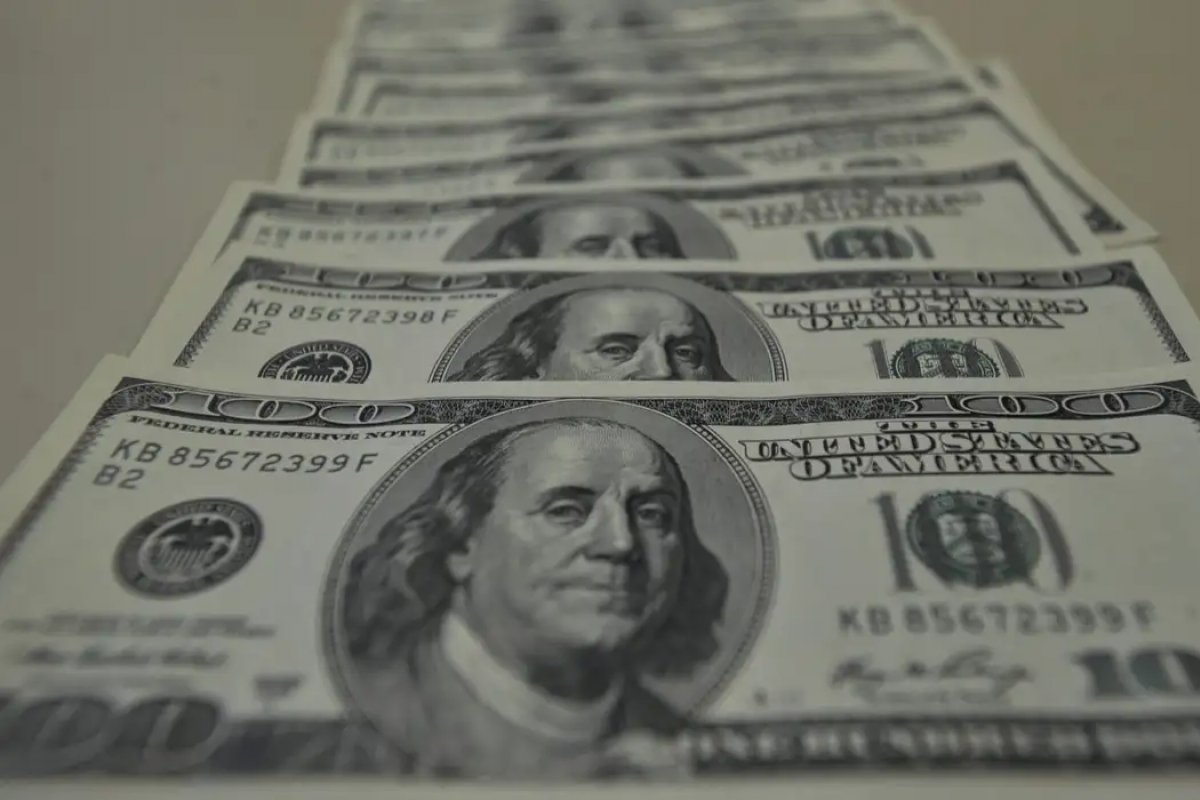 Dólar tem forte alta e fecha a R$ 5,45