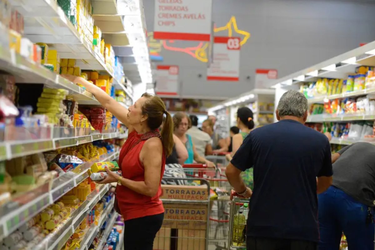 Inflação medida pelo IPCA-15 é pressionada por alimentos, mas desacelera a 0,39% em junho