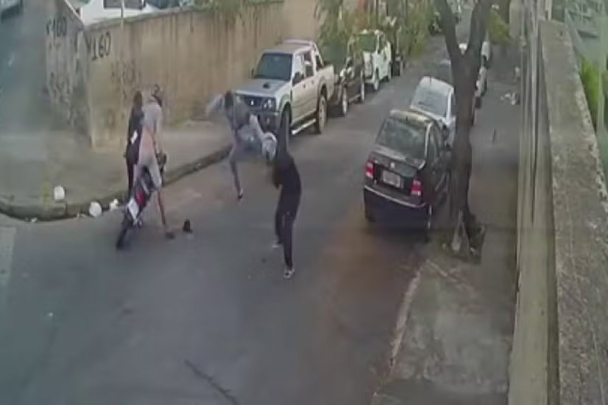 Ao tentar roubar mulher, assaltantes levam 'voadoras' e fogem mancando