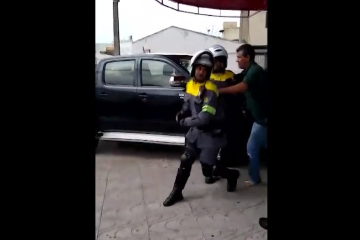 Após infração por estacionar em local proibido , homens agridem agentes de trânsito na Bahia