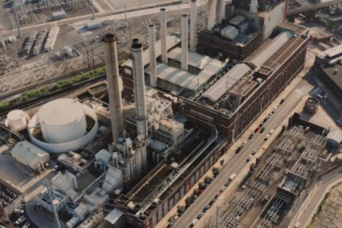 Com melhora da situação atual, confiança da indústria no Brasil avança, diz FGV