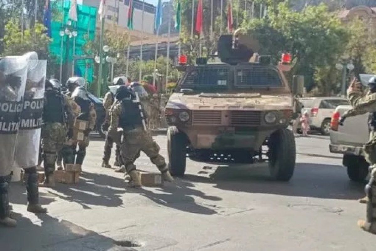 Vídeo: Militares tentam dar golpe de Estado na Bolívia e tomam praça sede da Presidência; tanque tenta invadir