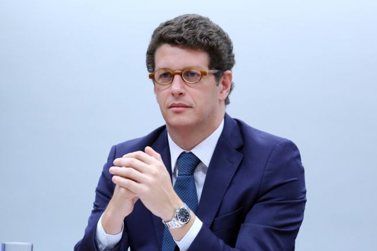 Salles comemora tentativa de golpe na Bolívia e chama militares de corajosos