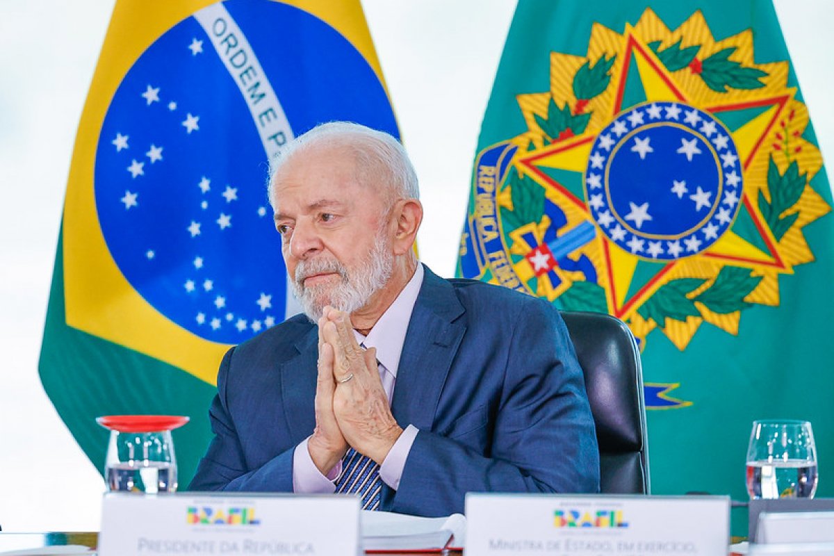 Lula chama jornalistas de 'cretinos' por culpá-lo pela alta do dólar após entrevista