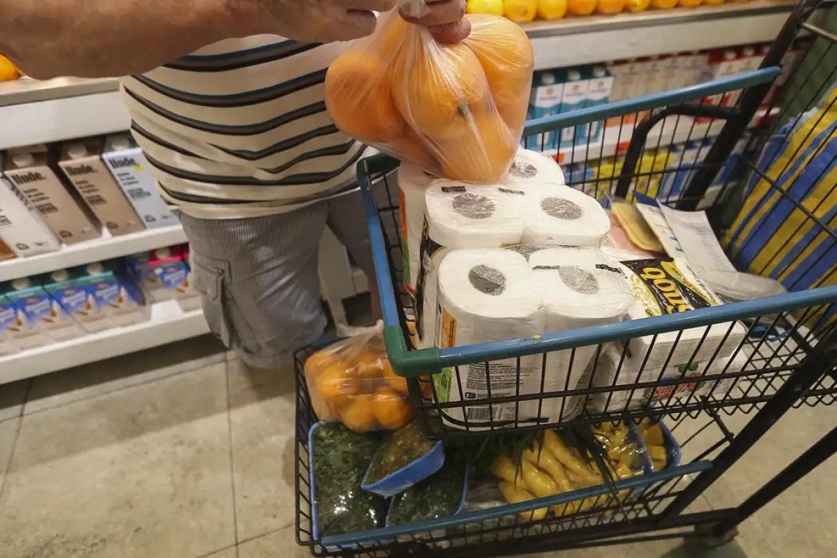 Consumo nos lares brasileiros aumenta 2,16% em maio, aponta associação de supermercados