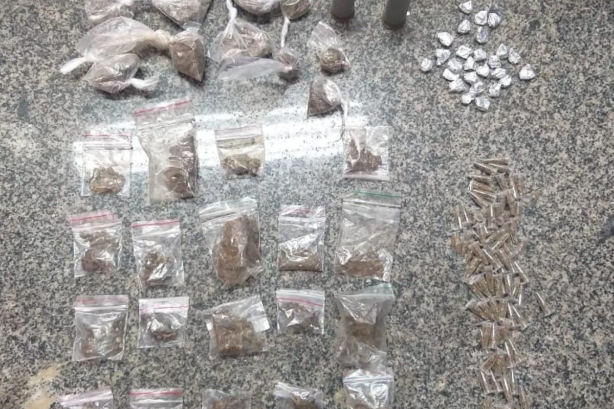 Drogas e munições são apreendidas pela PM em Simões Filho