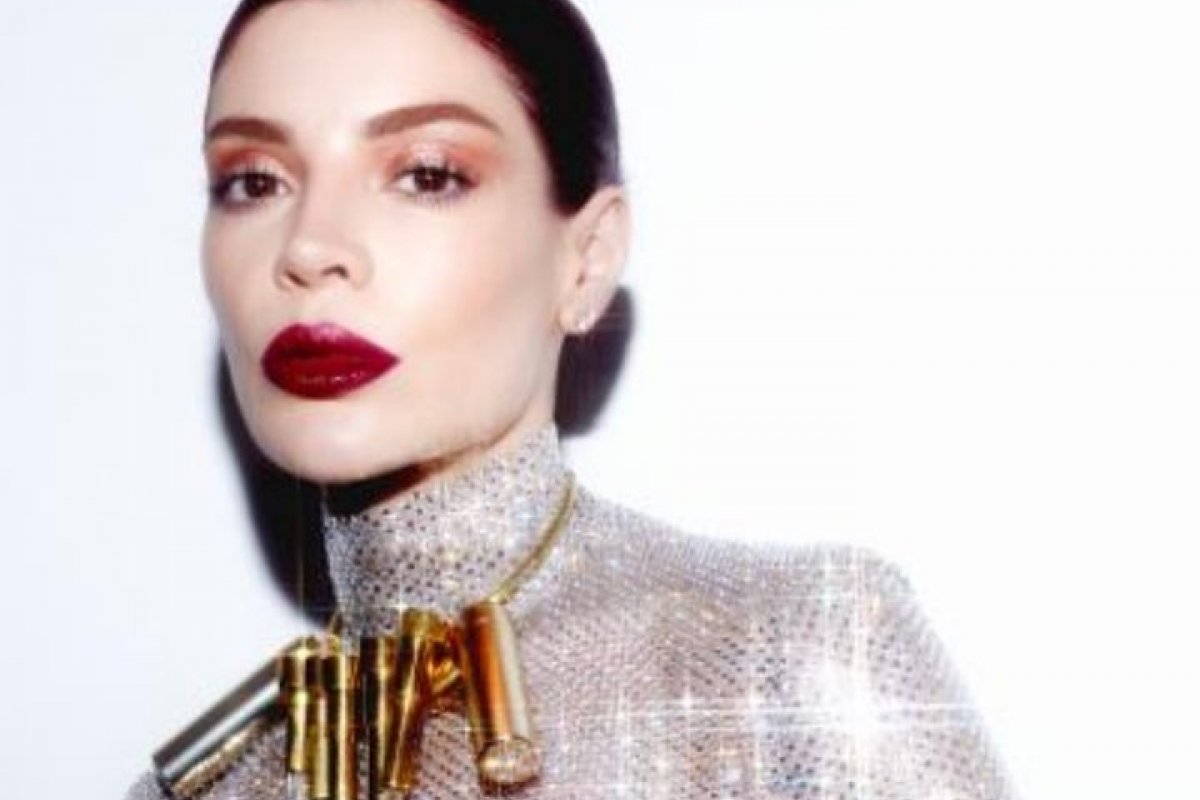 Colar de batons Eudora rouba a cena em look da Gkay durante a Semana de Alta Costura em Paris!