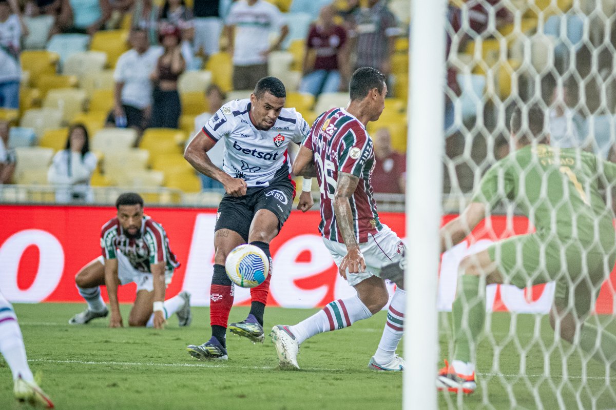 Vídeo: Vitória marca no fim, vence Fluminense no Rio e deixa zona de rebaixamento