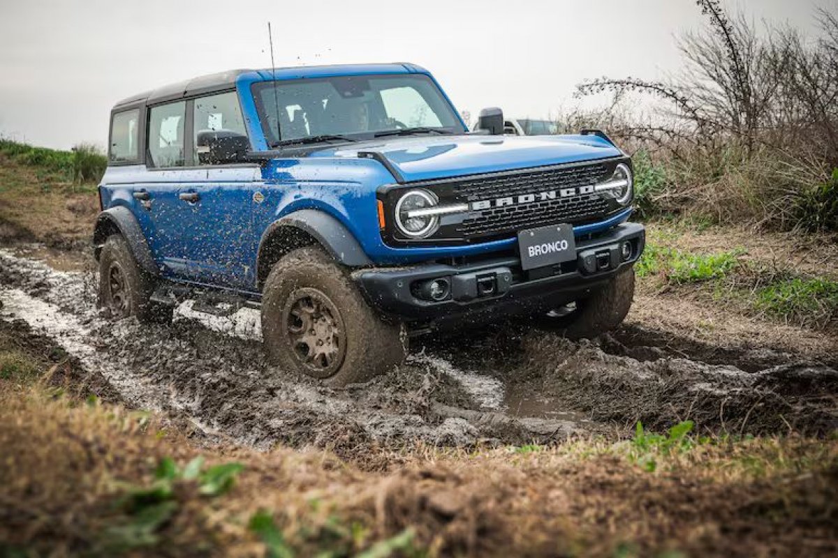 Ford Bronco pode vir ao Brasil para enfrentar Jeep Wrangler: já dirigimos