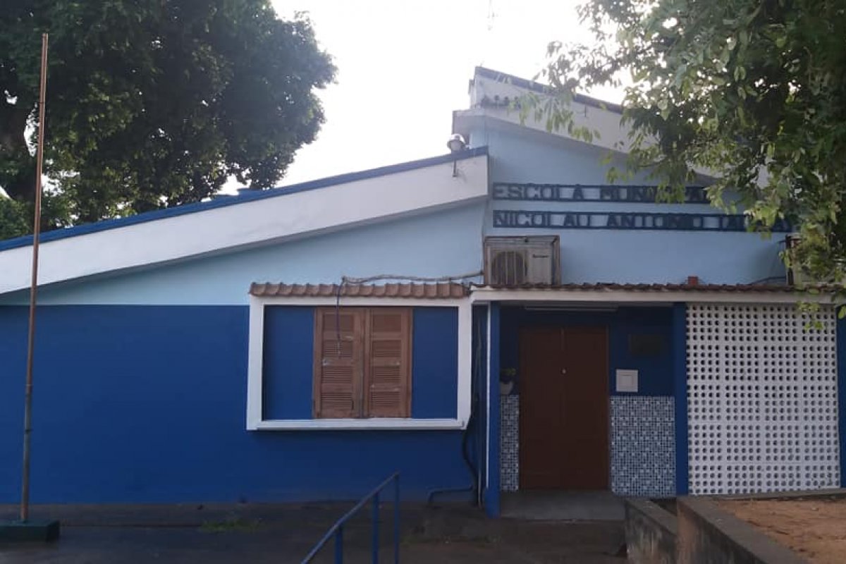 Professora fica ferida após cair em bueiro dentro de colégio no Rio de Janeiro