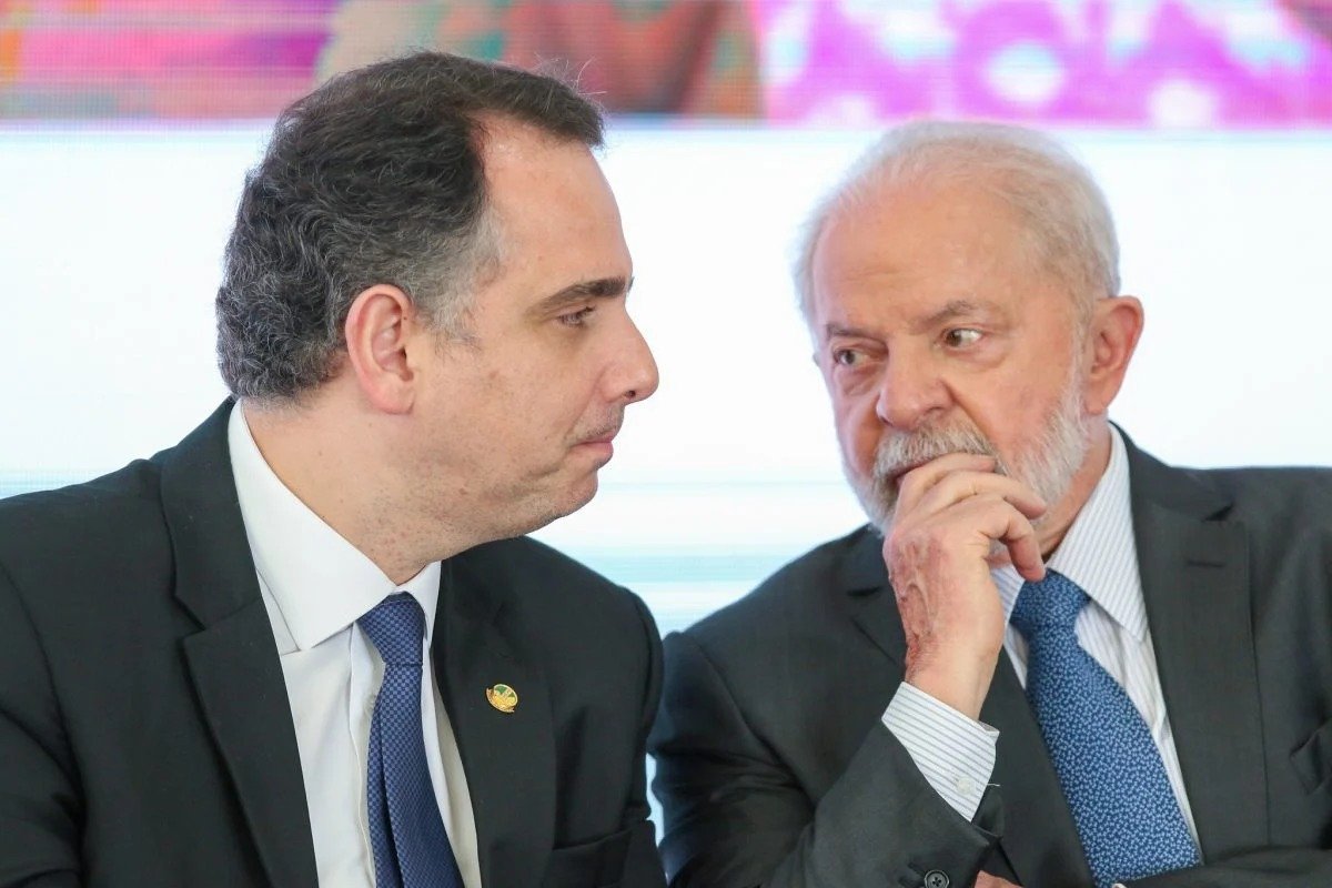 Rodrigo Pacheco diz que Lula preza pela democracia e relembra 8 de janeiro