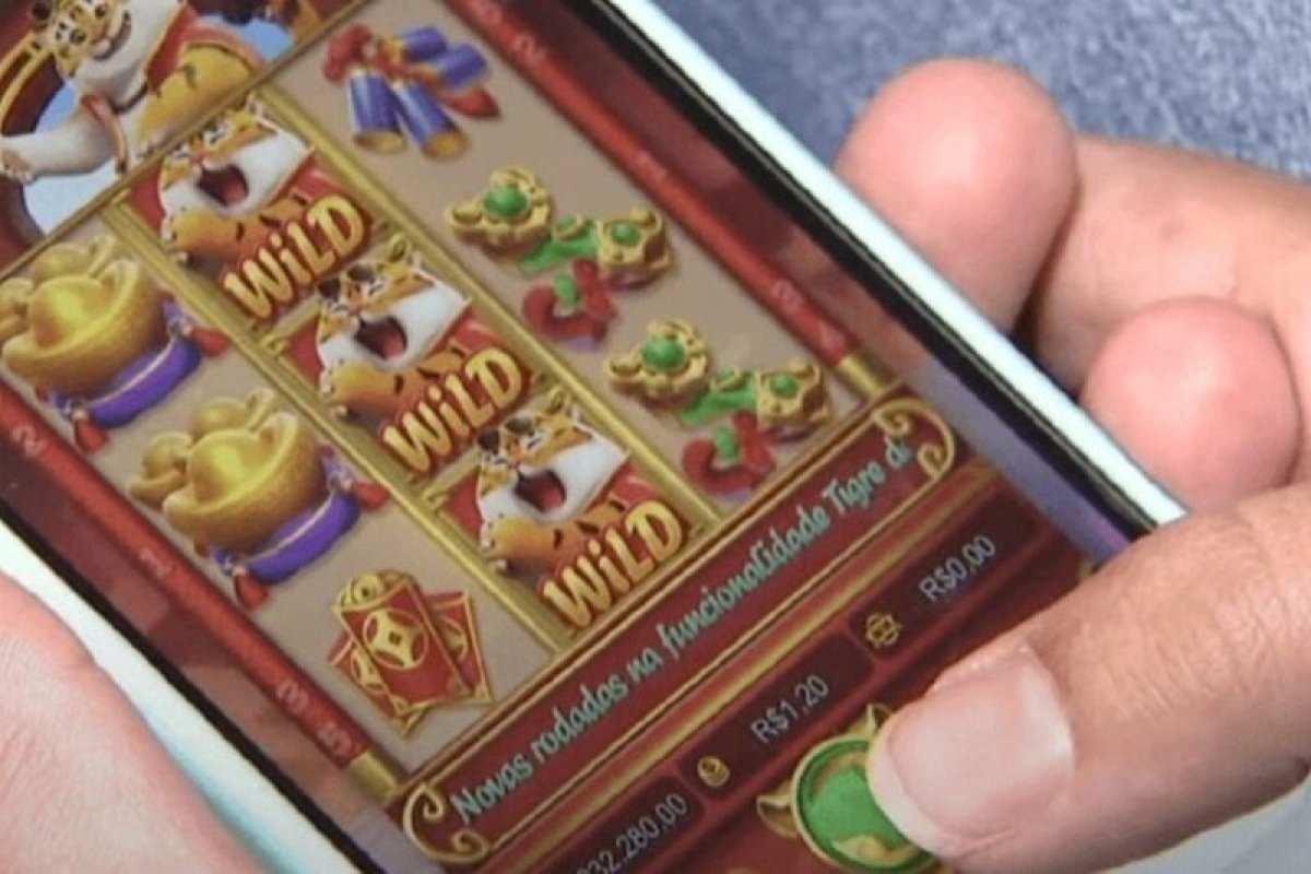 Jogo do Tigrinho: jovem é presa por desviar R$ 179 mil do avô para apostar