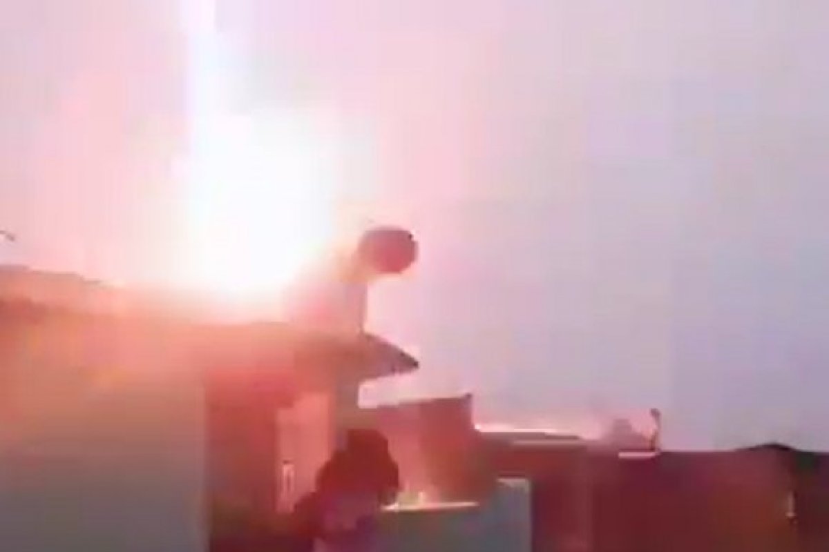 Vídeo: Adolescente escapa de raio por um triz na Índia