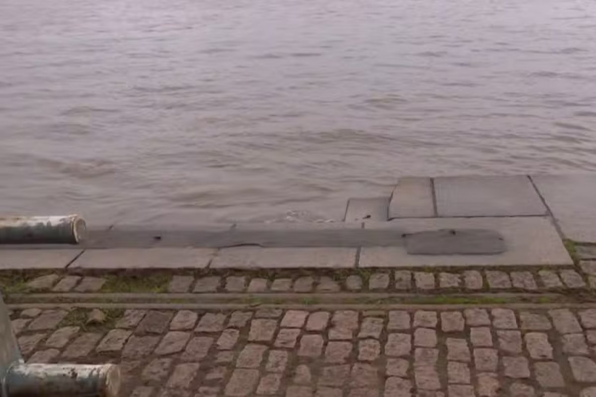 Guaíba transborda e orla de Porto Alegre é invadida pela água