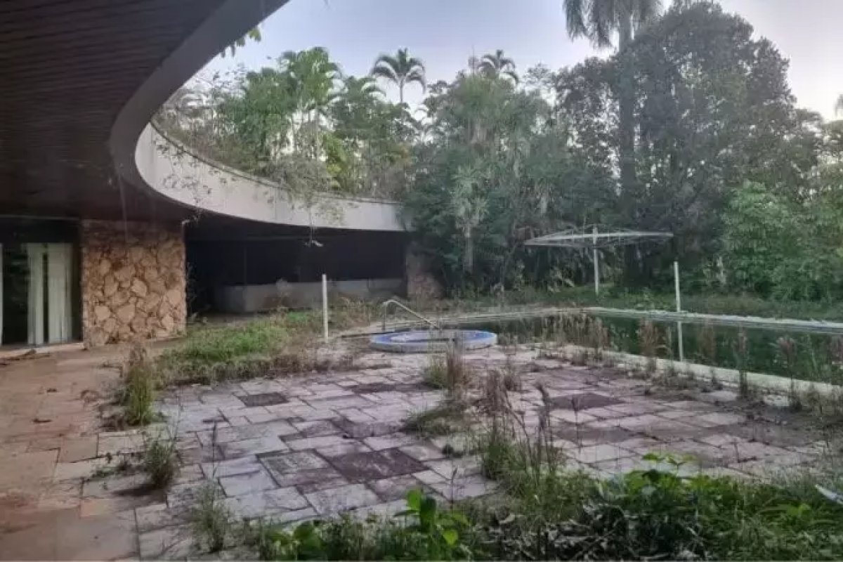 Mansão de Pelé no Guarujá pode ir a leilão por dívida milionária