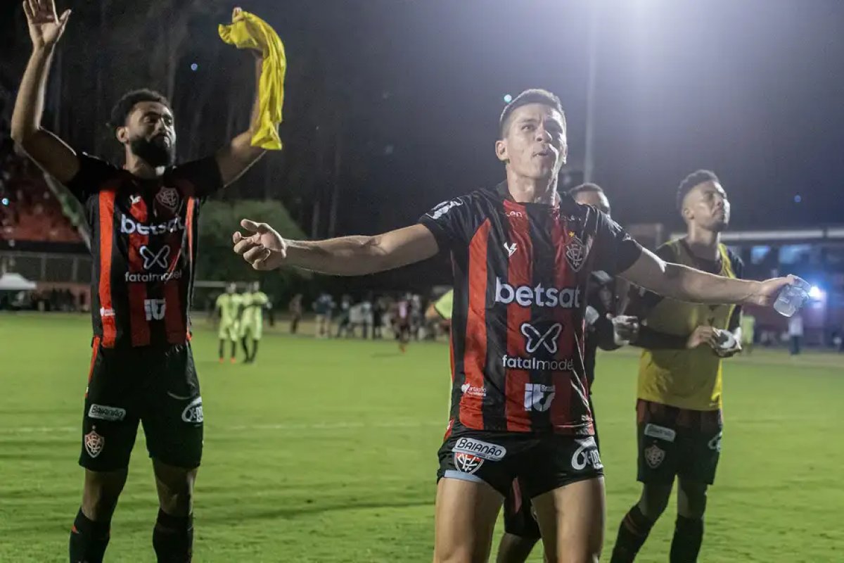 Na luta contra o rebaixamento, Vitória recebe o Athletico Paranaense neste domingo (30)