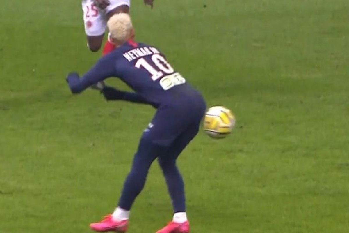 "Vai com o bumbum tam tam tam" brinca Neymar com passe incomum