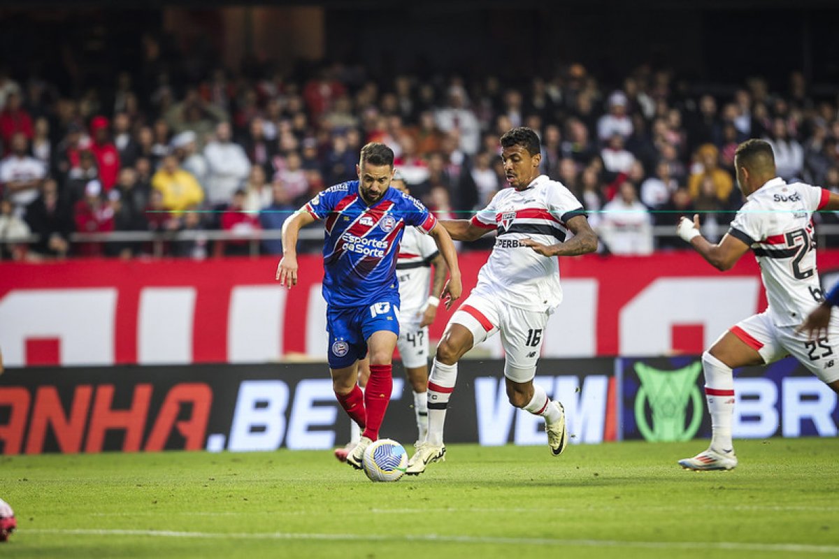 Bahia comete muitas falhas defensivas, perde para o São Paulo no Morumbi e cai para terceiro
