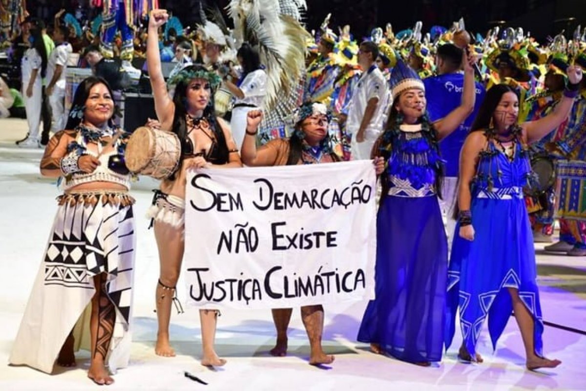 Na festa de Parintins, Caprichoso faz protesto em defesa da demarcação de terras indígenas!