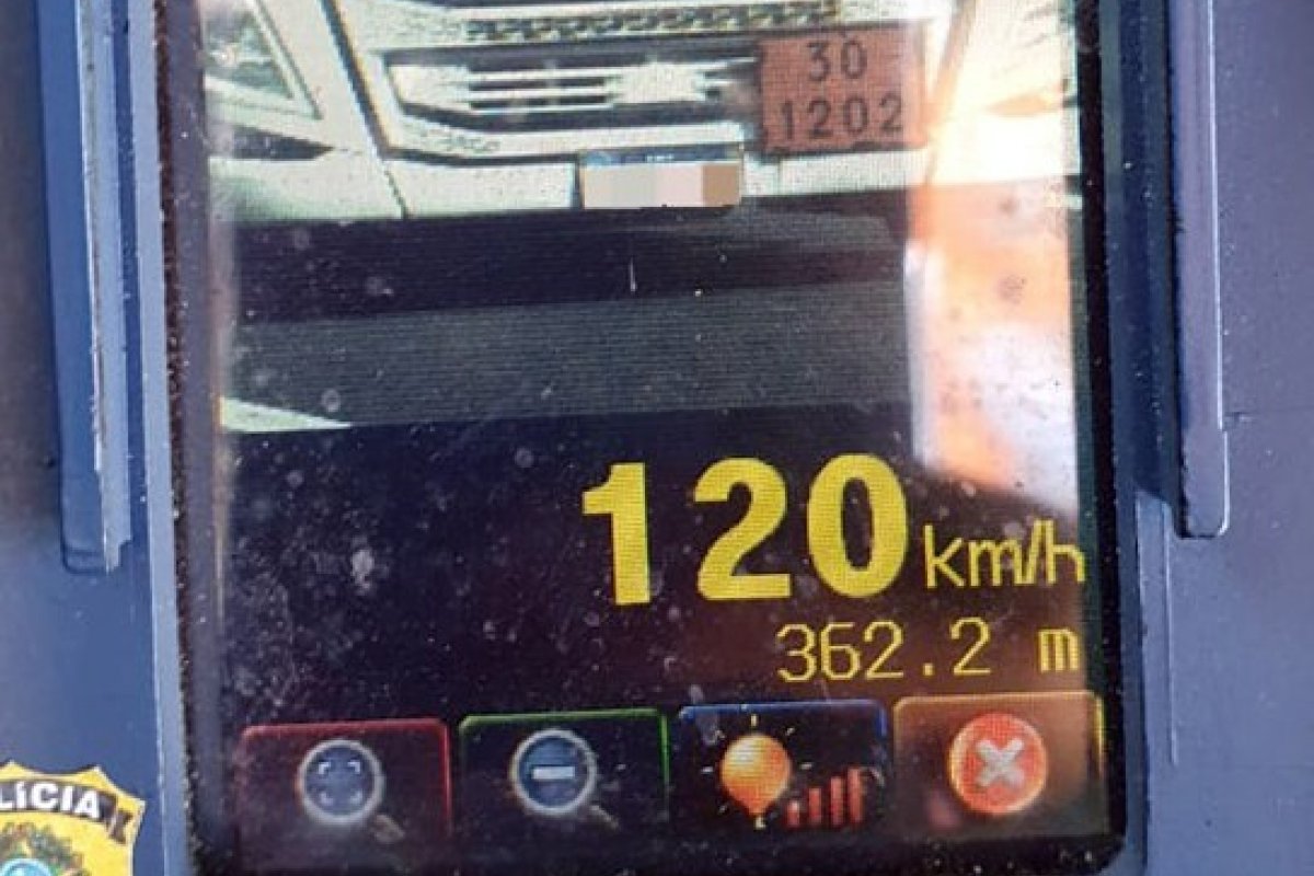Carreta que transportava produto inflamável é flagrada pela PRF a 120km/h