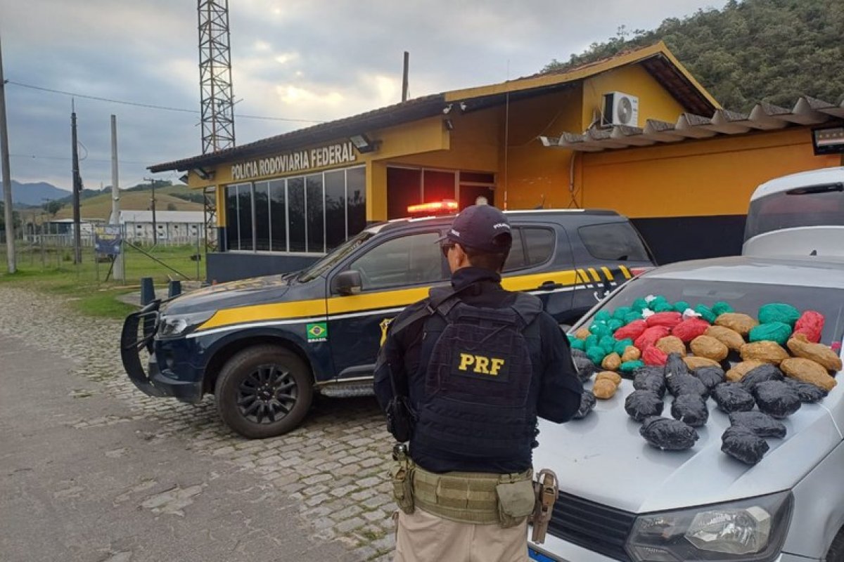 Homem é preso com mais de 15 quilos de drogas dentro de carro em rodovia no RJ