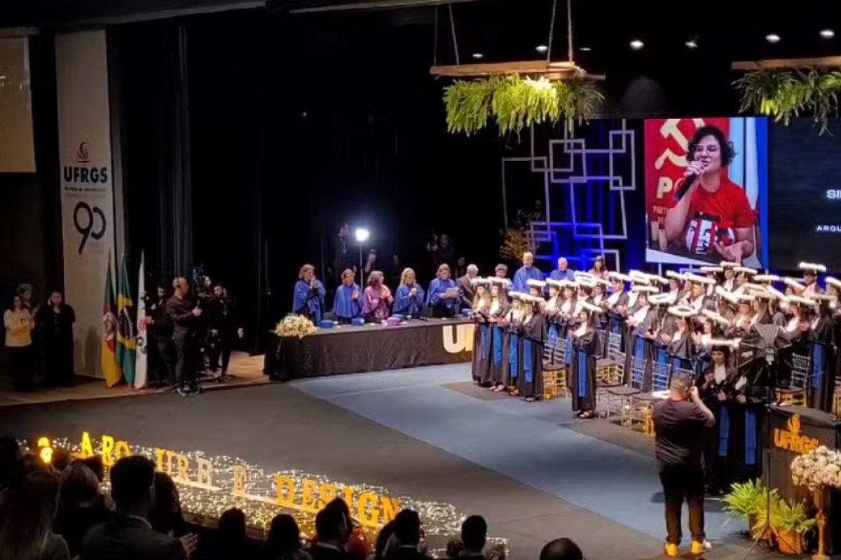Mãe recebe diploma em nome de estudante da UFRGS morta a tiros em Porto Alegre: 'homenagem bonita, mas dolorosa'