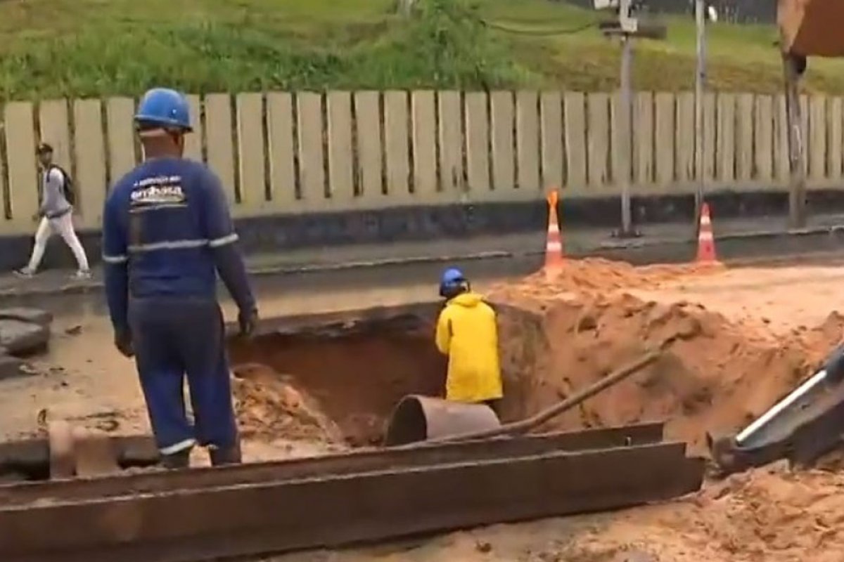 Após chuvas, cratera é formada na Av. Paulo VI