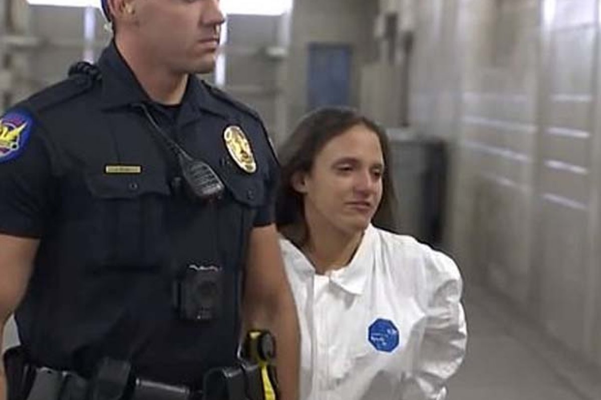 Mulher sufoca os três filhos até a morte enquanto cantava canções de ninar