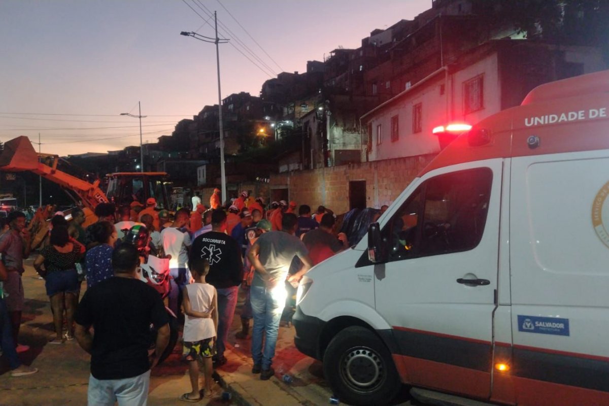 Deslizamento de terra deixa rua interditada no bairro de Pau da Lima