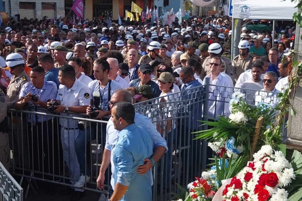 Vídeo: Cerimônia do 2 de julho se inicia com colocação de flores no monumento do General Labatut
