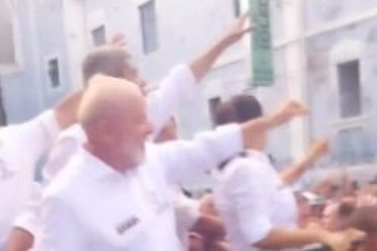 Vídeo: Lula desfila ao lado de apoiadores em celebração de 2 de julho