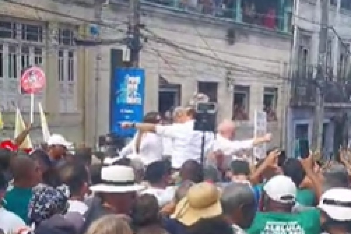 Vídeo: Lula é exaltado por apoiadores em desfile de 2 de julho