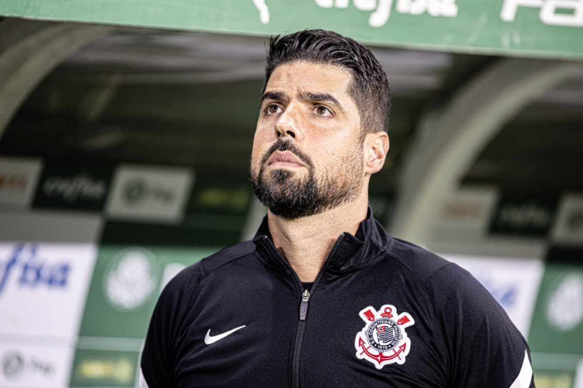 Corinthians demite António Oliveira após derrota para o Palmeiras